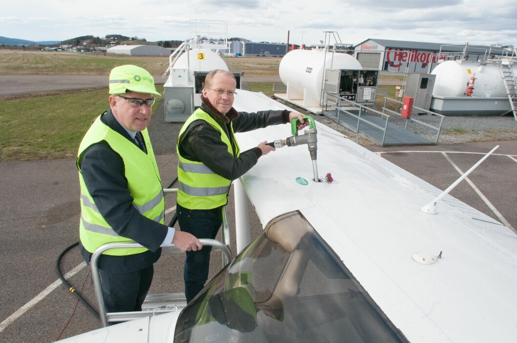 Air BPs CEO (chief executive officer) David Gilmour (t.v.) kunne åpne bensinkrana for UL91 til glede for Kjellers flygere, her representert ved Helge Storflor i Nedre Romerike Flyklubb.