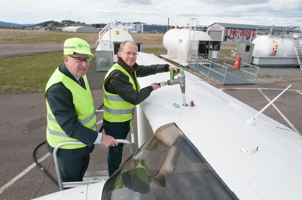 Air BPs CEO (chief executive officer) David Gilmour (t.v.) kunne åpne bensinkrana for UL91 til glede for Kjellers flygere, her representert ved Helge Storflor i Nedre Romerike Flyklubb. Air BPs CEO (chief executive officer) David Gilmour (t.v.) kunne åpne bensinkrana for UL91 til glede for Kjellers flygere, her representert ved Helge Storflor i Nedre Romerike Flyklubb.