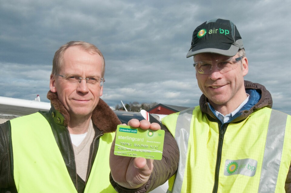 Helge Storflor fra Nedre Romerike Flyklubb med Thorbjørn Larsson, sjef i Air BP Nordics, med verdens første Air BP-kort for UL91.