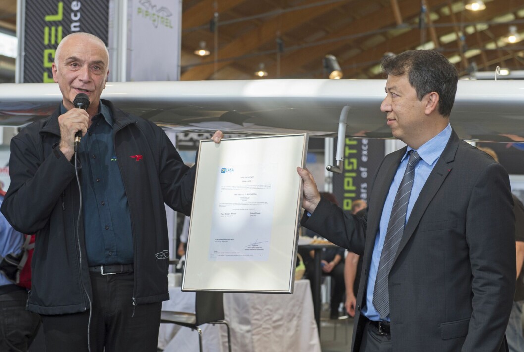 Pipistrel-sjef Ivo Boscarol (t.v) mottar LSA-typesertifikat for Virus SW fra EASA-sjef Patrick Ky. Pipistrel-sjef Ivo Boscarol (t.v) mottar LSA-typesertifikat for Virus SW fra EASA-sjef Patrick Ky.