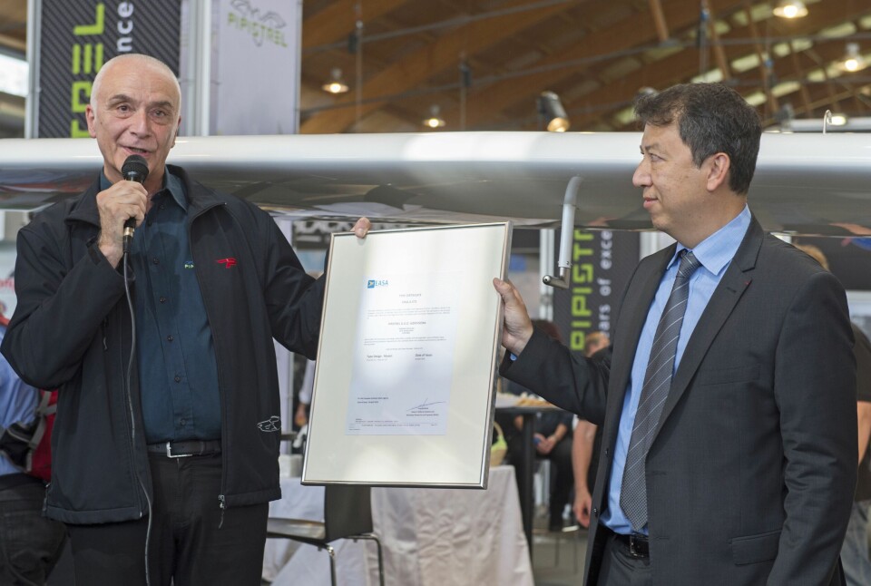 Pipistrel-sjef Ivo Boscarol (t.v) mottar LSA-typesertifikat for Virus SW fra EASA-sjef Patrick Ky.