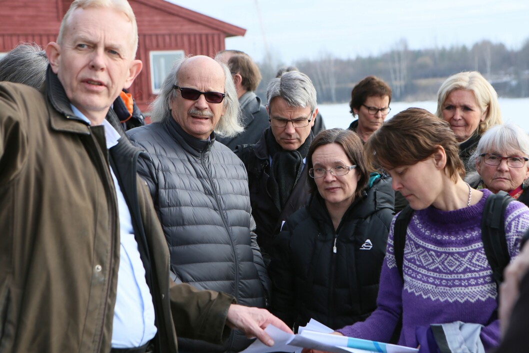 Befaringen 14. mars viste stor interesse for Kilens skjebne. Fra venstre: Varaordfører, Bærum kommune, Ole Kristian Udnes (H), Tore Kinnerød (Kilen Sjøflyklubb), Per Kolstad (underdirektør, Samferdselsdepartementet), Camilla Florvaag-Dybvik (overarkitekt, Bærum kommune), Irene Lindblad (seniorrådgiver, Klima- og miljødepartementet) og Rigmor Arnkværn (Bærum natur- og friluftsråd). Bak: Kari Øyen Gay (rådgiver, Fylkesmannen i Oslo og Akershus) og Kristin Moe (rådgiver, Kilen Sjøflyklubb). Befaringen 14. mars viste stor interesse for Kilens skjebne. Fra venstre: Varaordfører, Bærum kommune, Ole Kristian Udnes (H), Tore Kinnerød (Kilen Sjøflyklubb), Per Kolstad (underdirektør, Samferdselsdepartementet), Camilla Florvaag-Dybvik (overarkitekt, Bærum kommune), Irene Lindblad (seniorrådgiver, Klima- og miljødepartementet) og Rigmor Arnkværn (Bærum natur- og friluftsråd). Bak: Kari Øyen Gay (rådgiver, Fylkesmannen i Oslo og Akershus) og Kristin Moe (rådgiver, Kilen Sjøflyklubb).