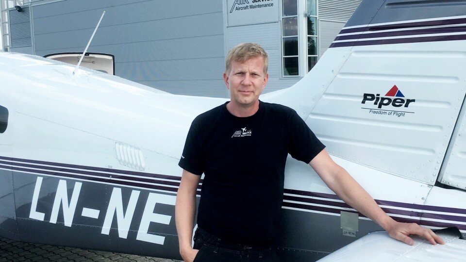 Torben Biehl Jensen, direktør for forretningsutvikling hos Air Service Vamdrup på Eggemoen, kan nå skilte med å være autorisert servicesenter for Piper Aircraft, her foran Oslo Flyveklubbs Piper Archer III, PA-28-181, LN-NEW etter en omfattende overhalingsjobb.