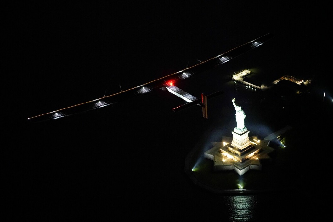En symbolsk passering: Solar Impulse 2 har snart fløyet verden rundt og passerer her frihetsgudinnen ved New York uten bruk av annet drivstoff enn solkraft høstet av vingenes solcellepaneler.