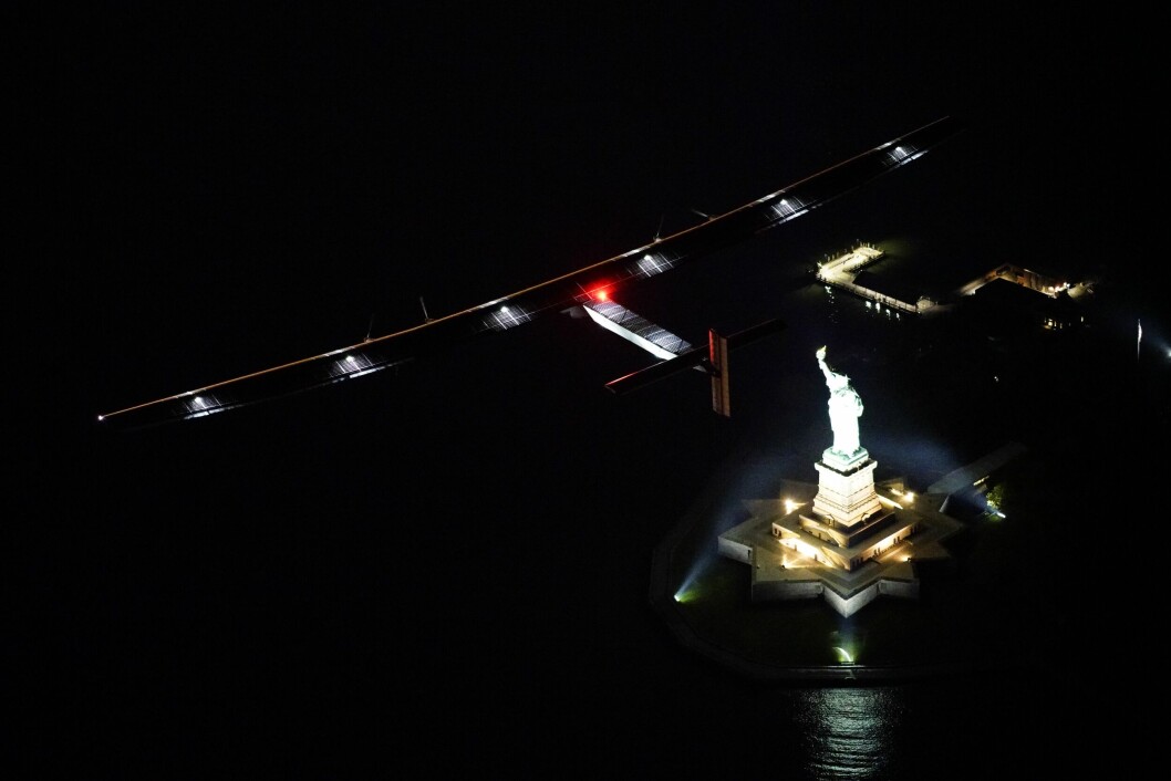 En symbolsk passering: Solar Impulse 2 har snart fløyet verden rundt og passerer her frihetsgudinnen ved New York uten bruk av annet drivstoff enn solkraft høstet av vingenes solcellepaneler. En symbolsk passering: Solar Impulse 2 har snart fløyet verden rundt og passerer her frihetsgudinnen ved New York uten bruk av annet drivstoff enn solkraft høstet av vingenes solcellepaneler.