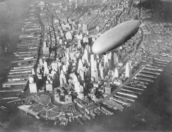 Luftskipet USS Akron flyr over Manhattan på tidlig 1930-tall.