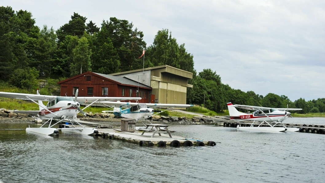 Kommunal- og moderniseringsdepartementet har kommet til at en forlengelse av driften av Storøykilen sjøflyhavn kan kombineres med de vernehensyn og friluftslivsinteresser som er knyttet til Lilleøya, Storøya, Storøykilen og øyene utenfor.