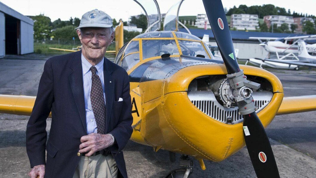 Wilhelm Mohr lærte å fly Tiger Moth ved Hærens flyveskole på Kjeller i 1936-1937. Her er Mohr foran Saab Safir 11. juni 2014 etter å ha markert 100-årsjubileet for Norges første sivile flysertifikat som Roald Amundsen tok.