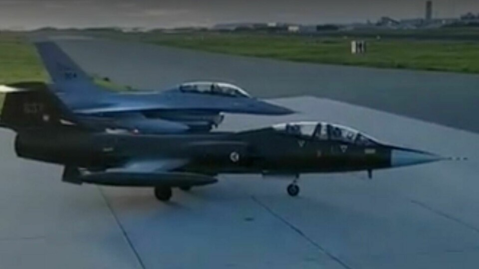 FØLGEFLY: En F-16 fulgte Starfighteren i dag.