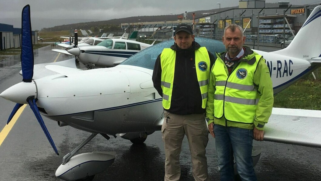 STOLTE: Skolesjef Svein Erik Ditløvsen og klubbleder Yngve Johnsen viser fram Tromsø flyklubbs PS-28 Cruiser fra Czezh Sport Aircraft.