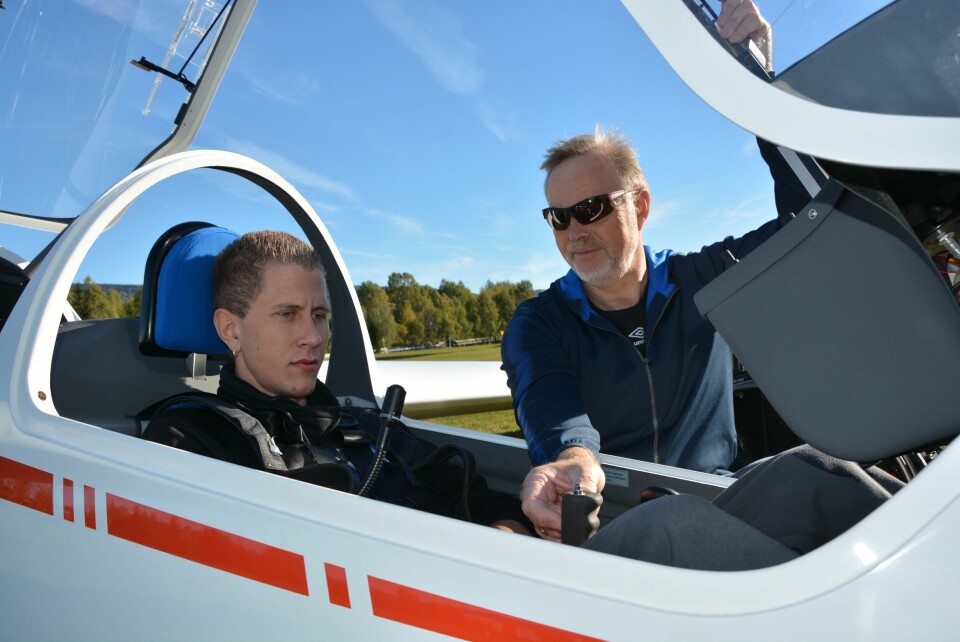 FRA ARENDAL: Kent Robin Åsen hadde tatt turen fra Arendal til Hokksund for å fly seilfly. Her er han sammen med instruktør Ingar Brenna. FRA ARENDAL: Kent Robin Åsen hadde tatt turen fra Arendal til Hokksund for å fly seilfly. Her er han sammen med instruktør Ingar Brenna.