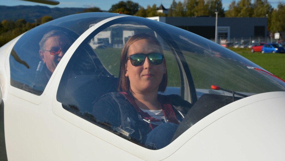 ANDRE GANG: Det var andre gangen Ingeborg Louise Enhuus fra Mjøndalen fløy seilfly. Her er hun sammen med instruktør Hans Borge. ANDRE GANG: Det var andre gangen Ingeborg Louise Enhuus fra Mjøndalen fløy seilfly. Her er hun sammen med instruktør Hans Borge.