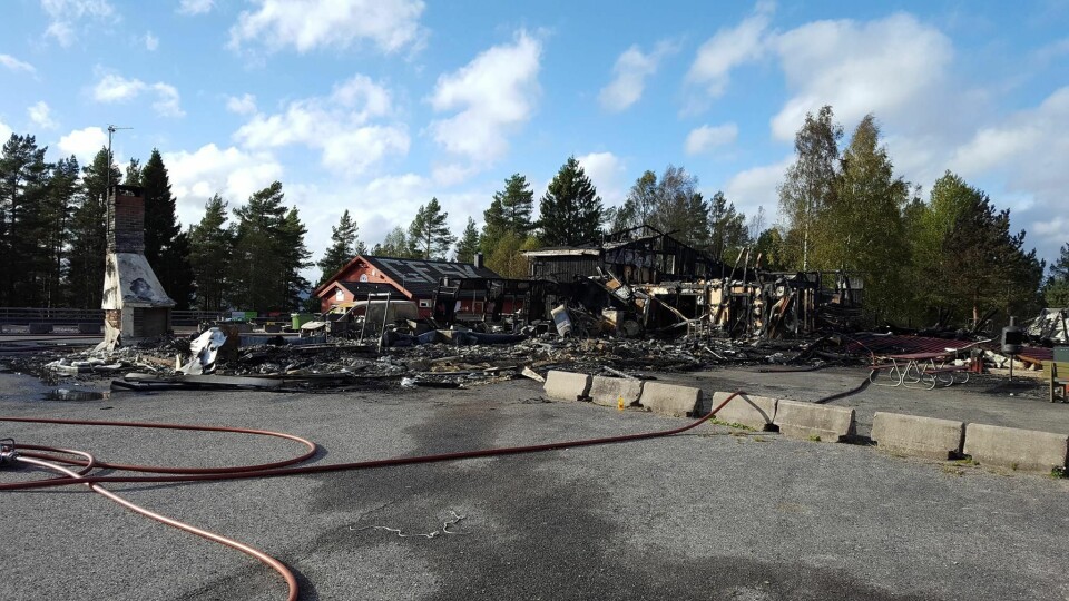 NEDBRENT: Det var lite annet enn pipen som sto igjen etter brannen. Fire fly ble slukt av flammene.