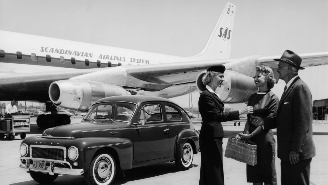 70 ÅR: SAS feirer i år at det er 70 år siden selskapet ble til. Dette bildet viser en av SAS' DC-8-maskiner på bakken en gang på 60-tallet. En bakkevertinne gjør det hun kan for å yte god service til de reisende.