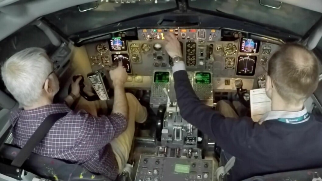 IKKE ENKELT: Airbus-instruktøren får erfare at det ikke er bare bare å fly en fremmed maskin. Se video i saken.