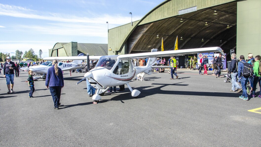 PÅ BAKKEN: Ti fly står nå i hangaren på Rygge. Ingen vet når de får ta av igjen, men det er sterke indikasjoner på at man vil finne en løsning. Bildet er tatt ved en annen anledning. PÅ BAKKEN: Ti fly står nå i hangaren på Rygge. Ingen vet når de får ta av igjen, men det er sterke indikasjoner på at man vil finne en løsning. Bildet er tatt ved en annen anledning.