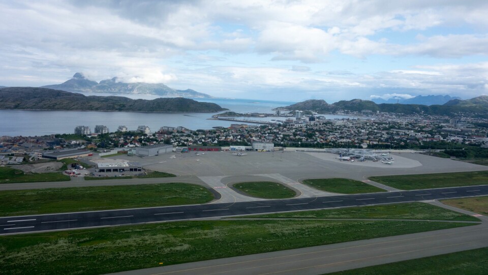 HØYTFLYGENDE PROBLEM: Knuste gravlykter havner til stadighet på og ved rullebanen i Bodø.