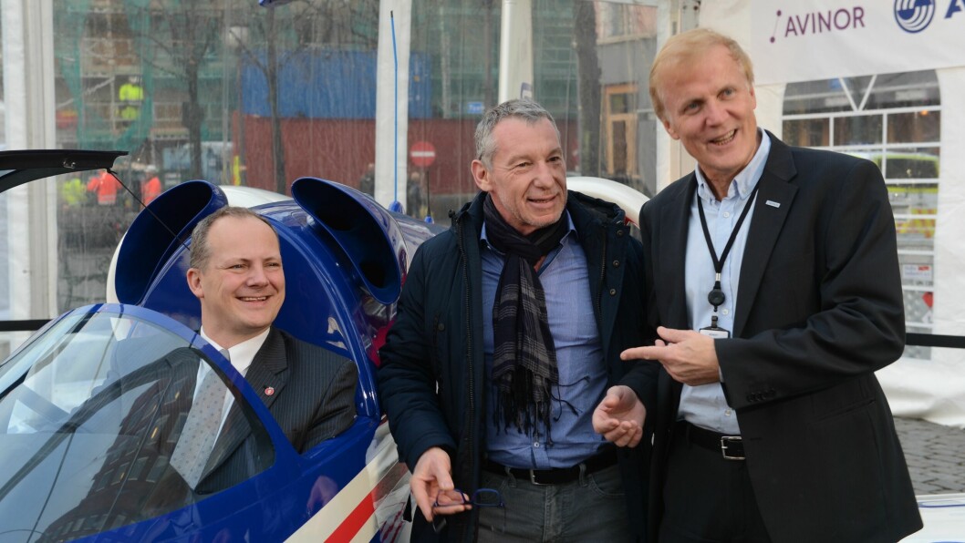 E-FAN: Airbus E-Fan gjester Norge. Samferdselsminister Ketil Solvik-Olsen fikk prøvesitte cockpit. Her sammen med testpilot Didier Esteyne og Avinor-sjef Dag Falk-Pedersen.