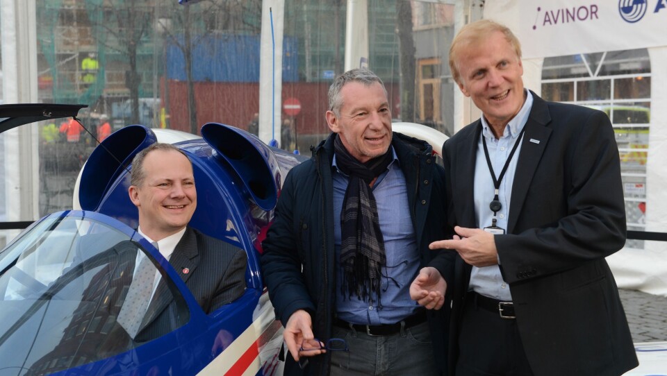 E-FAN: Airbus E-Fan gjester Norge. Samferdselsminister Ketil Solvik-Olsen fikk prøvesitte cockpit. Her sammen med testpilot Didier Esteyne og Avinor-sjef Dag Falk-Pedersen.