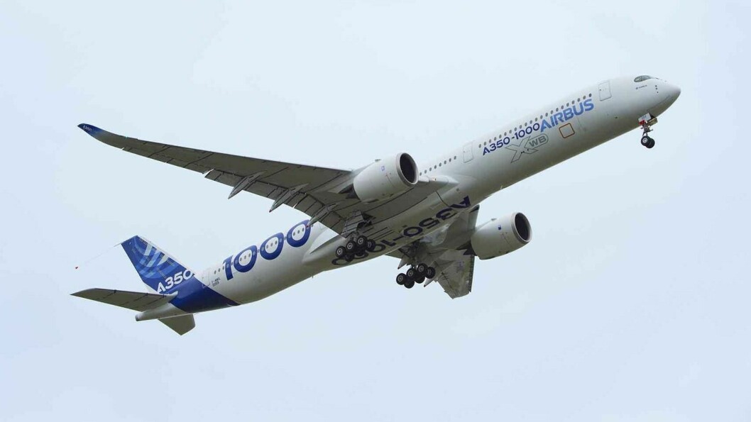 I LUFTEN: Airbus' nye maskin, A350-1000, fikk for første gang kjenne luft under vingene i dag.