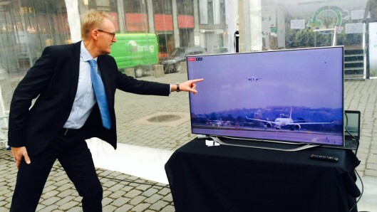 LIVE-OVERFØRING: Airbus-ingeniør Nils-Martin Hansen fulgte engasjert med da A350-1000 tok av fra Toulouse. LIVE-OVERFØRING: Airbus-ingeniør Nils-Martin Hansen fulgte engasjert med da A350-1000 tok av fra Toulouse.