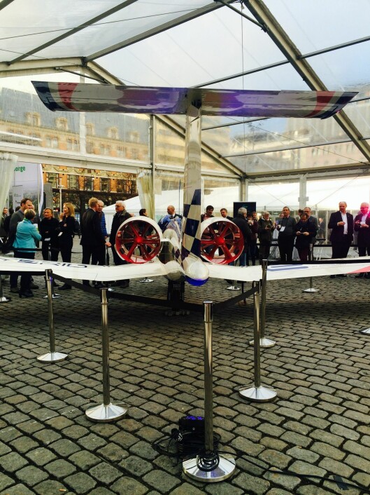 GODT OPPMØTE: Mange skuelystne har beundret E-Fan på Youngstorget i dag. GODT OPPMØTE: Mange skuelystne har beundret E-Fan på Youngstorget i dag.