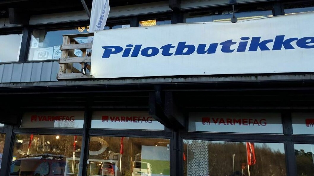 TYVERI: Natt til lørdag brøt to personer seg inn i  Pilotbutikken i Drøbak. Det er andre gang i år butikken er utsatt for innbrudd.