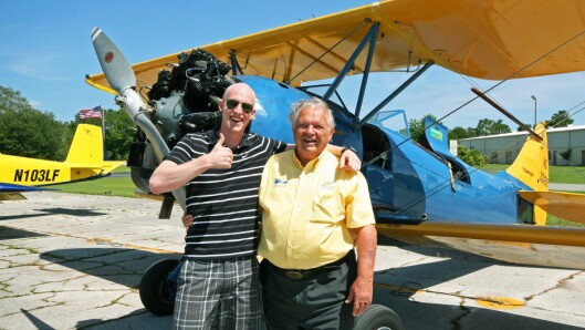 TOMMEL OPP: Artikkelforfatter (t.v) og Lenny Ohlsson etter retur fra dagens gaggle flight i hans Waco UPF-7.