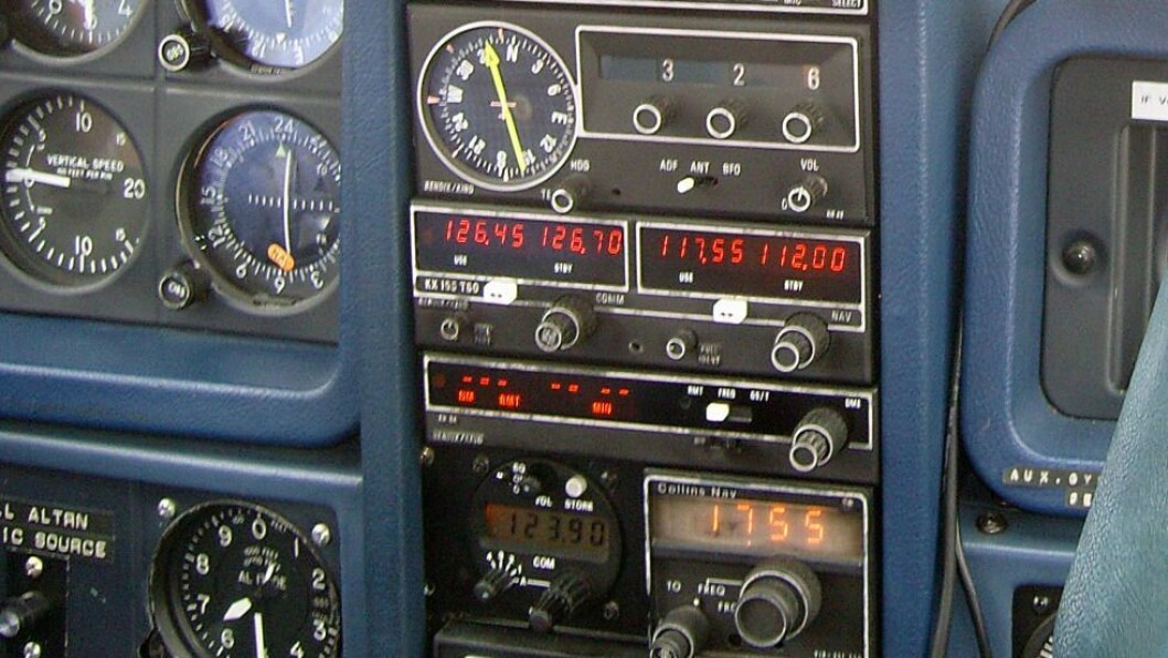 8,33 kHz: Problemet med den nye kanalinndelingen er at en rekke flyradioer må tas ut av drift. 8,33 kHz: Problemet med den nye kanalinndelingen er at en rekke flyradioer må tas ut av drift.
