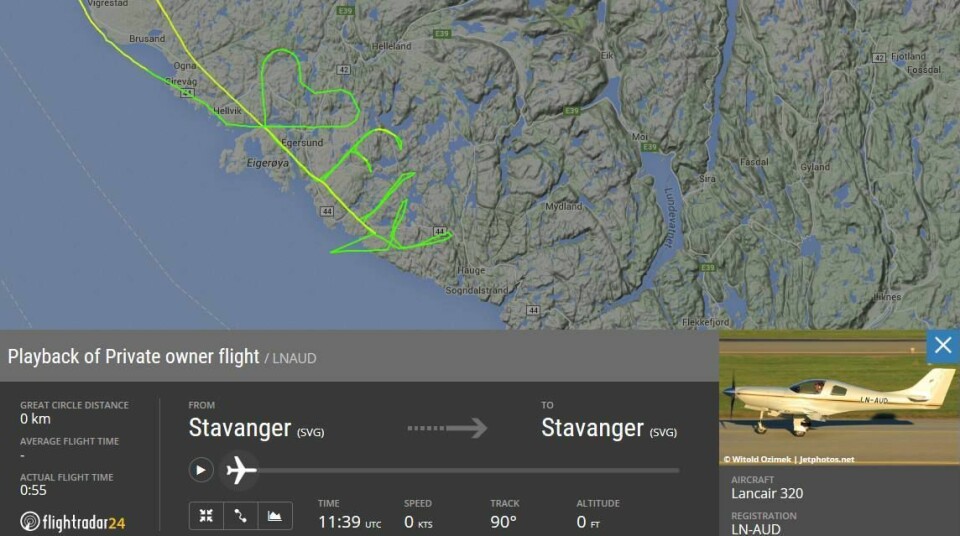 LOVE FLYING: Klart og tydelig budskap fra pilot og luftkunstner Klaus Nødland.