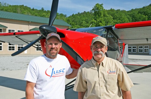 FLYMENN: Gary Schmitt (t.v) og Troy Woodland (t.h) fra Just Aircraft LLC.
