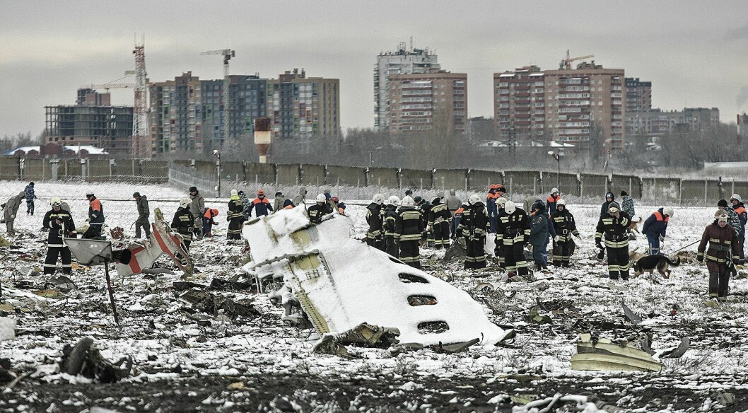 ULYKKE: Redningspersonell ved vraket av Boeing 737-800 A6-FDN, som havarerte ved Rostov-on-Don  19. mars i fjor.