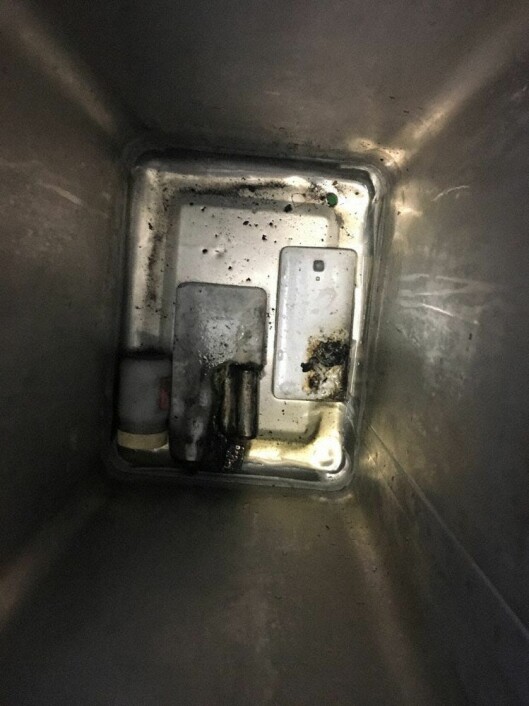 SLUKKET: Kabinbesetningen greide å slukke brannen da en mobiltelefon tok fyr i luften. SLUKKET: Kabinbesetningen greide å slukke brannen da en mobiltelefon tok fyr i luften.