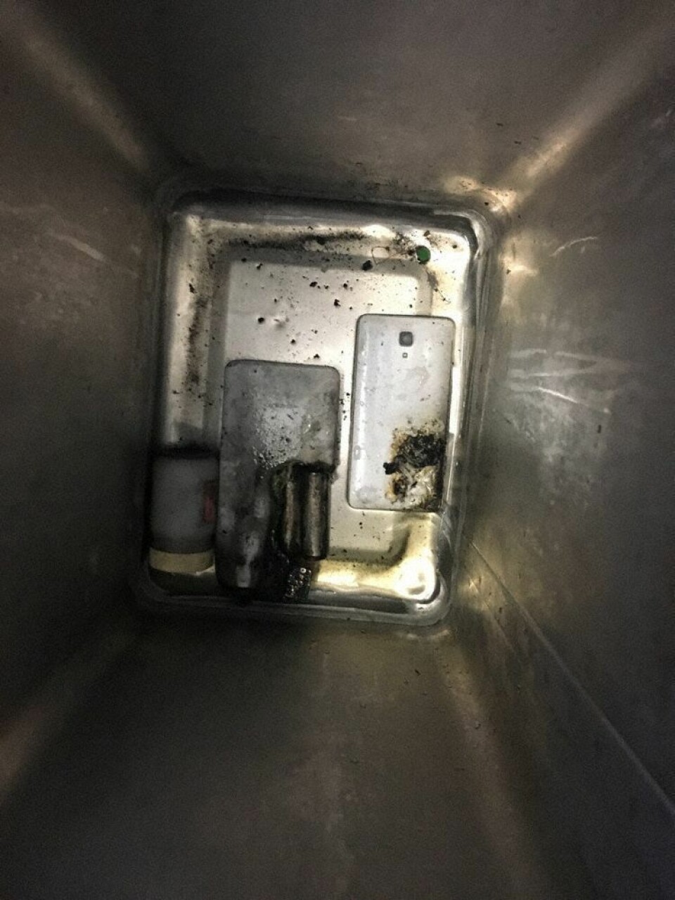 SLUKKET: Kabinbesetningen greide å slukke brannen da en mobiltelefon tok fyr i luften.