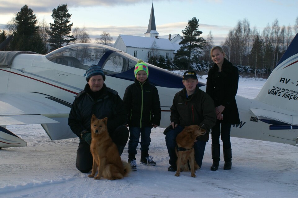 FLYPLASSJEFEN: Familien Pildahl, ved noen av dem. Fra venstre: Roger (flyplassjef), crew Philip, Jonas og Teia.