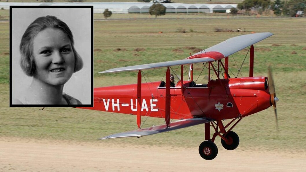 NORGES FØRSTE KVINNELIGE PILOT: Dagny Berger (innfelt) var den første norske kvinnen som fikk flysertifikatet. Hun lærte å fly på en rødfarget De Havilland DH-60 Moth, tilsvarende maskinen som er vist på bildet.