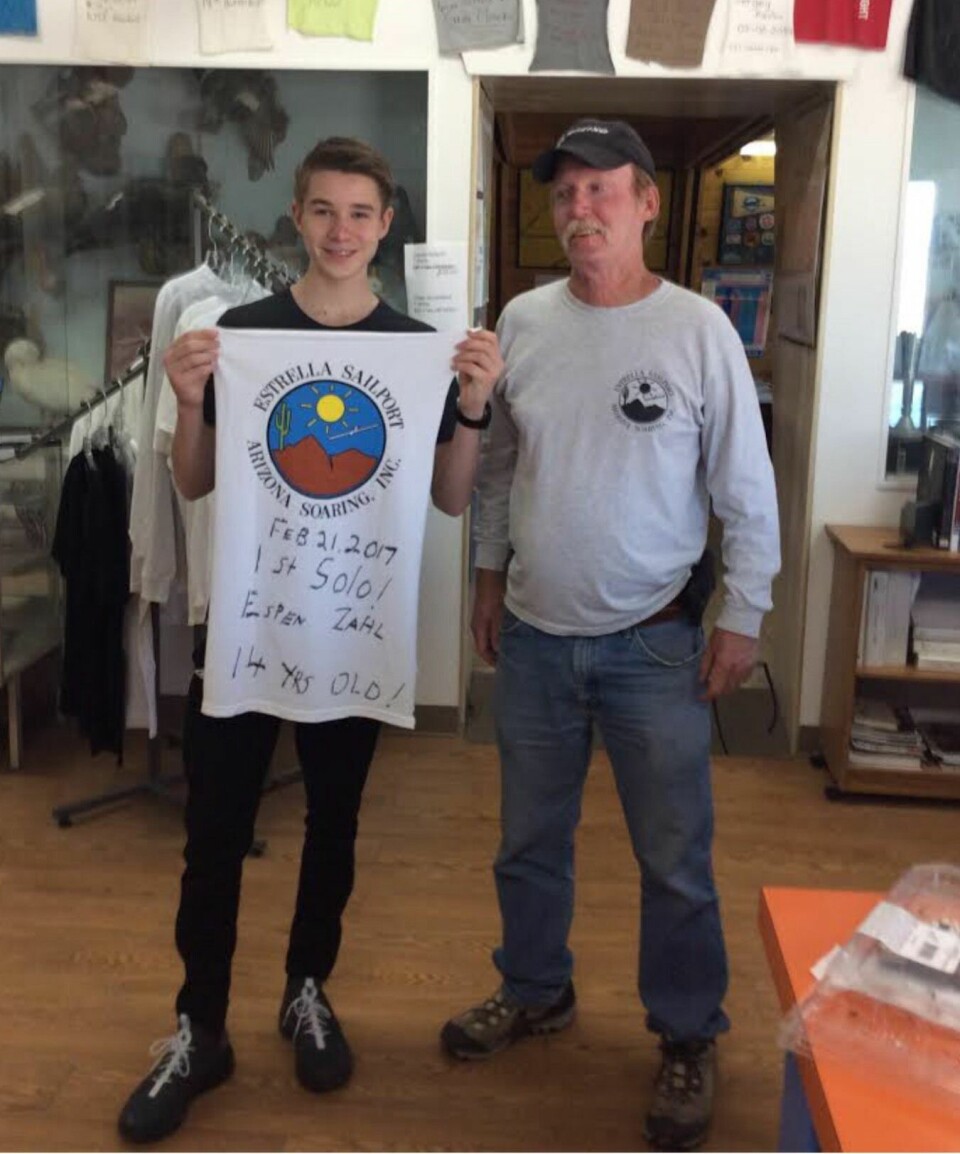 FEIRING: Espen fikk tildelt den amerikanske seilflyskolens banner - med solodetaljene påskrevet.