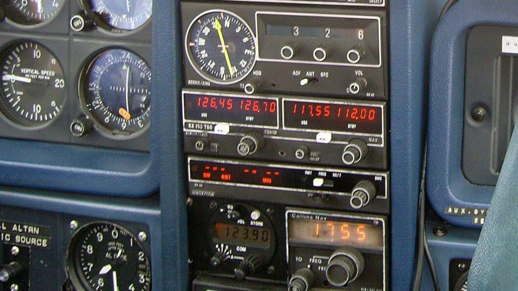 8,33 kHz: EU besluttet i 2012 at alle flyradioer som brukes i Europa fra og med 1. januar 2018 må være av rimelig ny dato slik at de kan stilles om til en separasjonen mellom de ulike kanalene på 8,33 kilo-Hertz (kHz) mot tidligere 25 kHz. 8,33 kHz: EU besluttet i 2012 at alle flyradioer som brukes i Europa fra og med 1. januar 2018 må være av rimelig ny dato slik at de kan stilles om til en separasjonen mellom de ulike kanalene på 8,33 kilo-Hertz (kHz) mot tidligere 25 kHz.