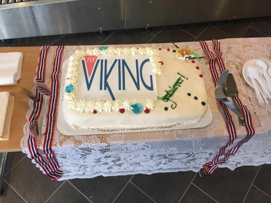 KAKE: FlyViking ble feiret med kake etter landingen i Hammerfest. KAKE: FlyViking ble feiret med kake etter landingen i Hammerfest.