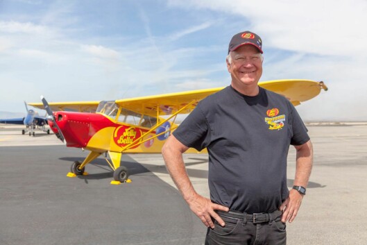 FØDT TIL Å FLY: Som liten jobbet Kent Pietsch på den lokale flyplassen i bytte mot flytimer. I dag har han rundt 33 000 flytimer. Foto: Privat. FØDT TIL Å FLY: Som liten jobbet Kent Pietsch på den lokale flyplassen i bytte mot flytimer. I dag har han rundt 33 000 flytimer. Foto: Privat.