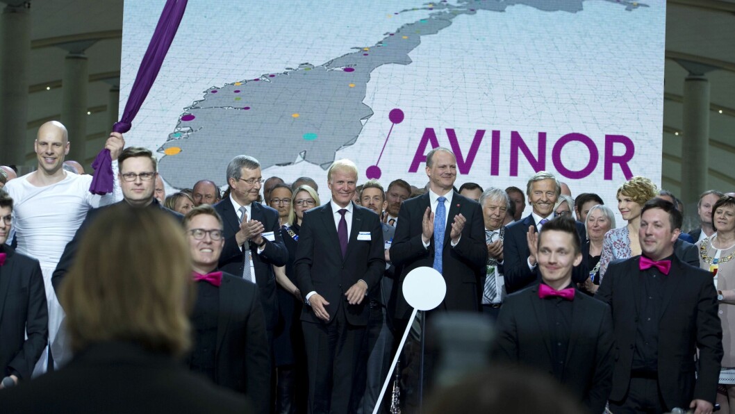 STORSLÅTT ÅPNING: Flyplassjef Øyvind Hasaas avsluttet feiringen av den nye terminalen sammen med Avinor-sjef Dag Falk-Petersen, samferdselsminister Ketil Solvik-Olsen (FrP) og styreleder i Avinor, Ola Mørkved Rinnan. STORSLÅTT ÅPNING: Flyplassjef Øyvind Hasaas avsluttet feiringen av den nye terminalen sammen med Avinor-sjef Dag Falk-Petersen, samferdselsminister Ketil Solvik-Olsen (FrP) og styreleder i Avinor, Ola Mørkved Rinnan.