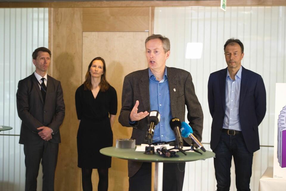 Havariinspektør Tor Nørstegård har ledet arbeidet ved Havarikommisjonen på Kjeller. I bakgrunnen direktør ved SHT William J. Bertheussen (fra venstre), senior rådgiver Ingvild K. Ytrehus, og avdelingsdirektør for luftfart Kåre Halvorsen.