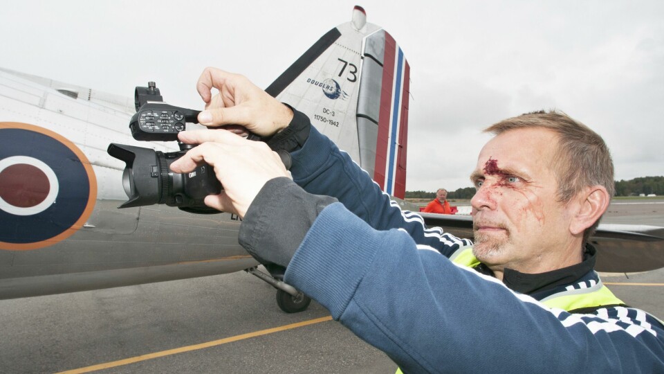 KAMP I LUFTEN: NRK-reporter John-Andre Samuelsen ga alt for å sikre seg bra bilder av Dakotaen.