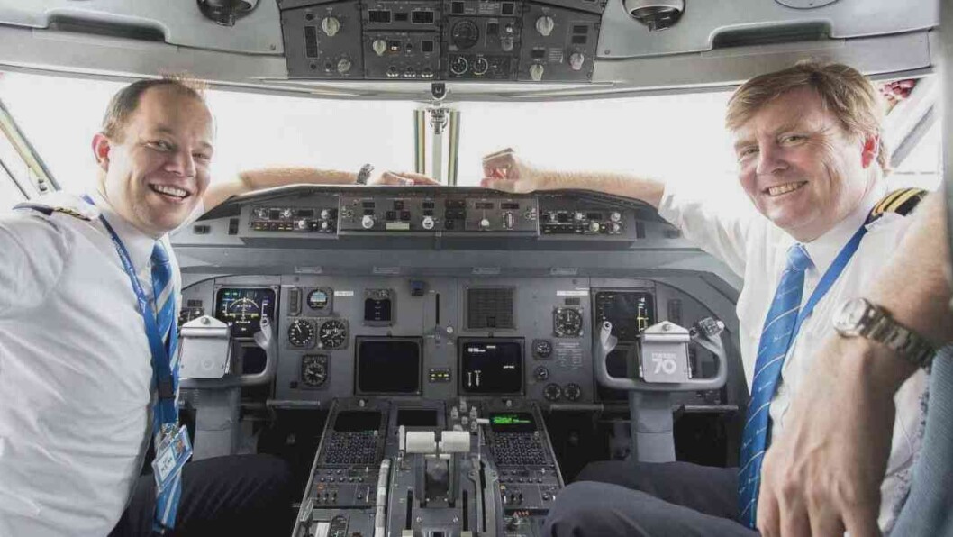 I HØYRESETET: Nederlands kong Willem-Alexander stortrives i jobben som KLM-pilot. Her er han fotografert sammen med sin kollega, kaptein Maarten Putman. I HØYRESETET: Nederlands kong Willem-Alexander stortrives i jobben som KLM-pilot. Her er han fotografert sammen med sin kollega, kaptein Maarten Putman.