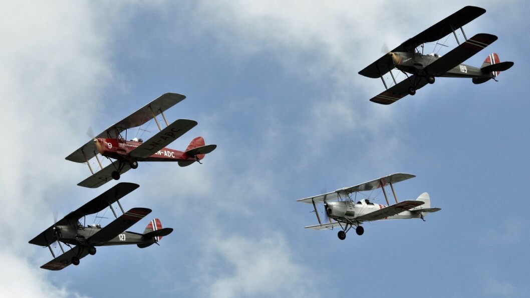 Flott formasjonsflyging under Flydagen på Kjeller. Flott formasjonsflyging under Flydagen på Kjeller.