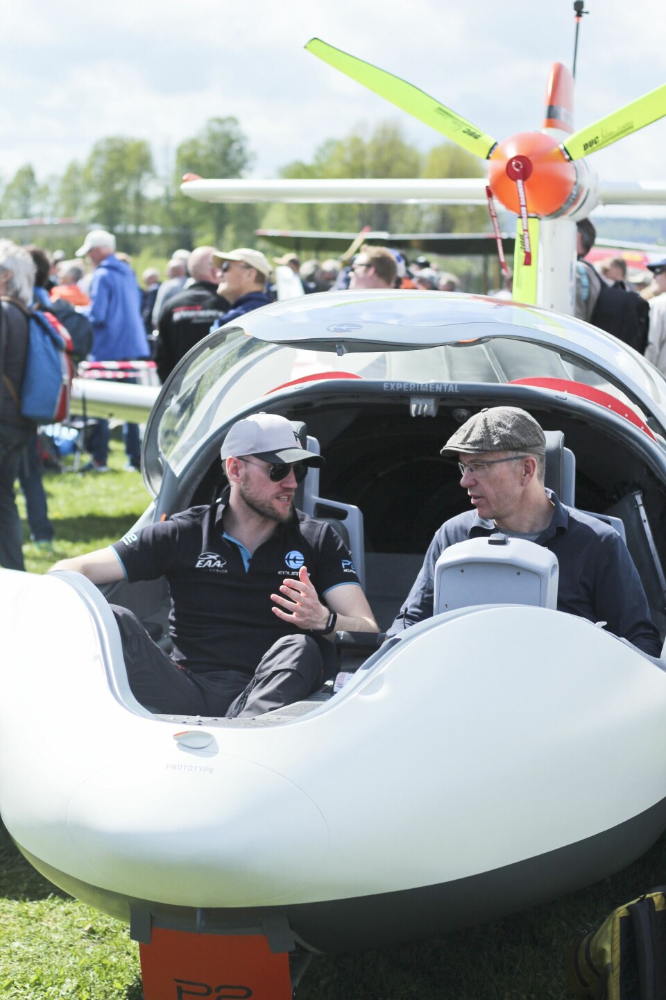 Tomas Brødreskift i prototypen av det norske hybridelektriske amfibieflyet P2 Xcursion fra Equator Aircraft.