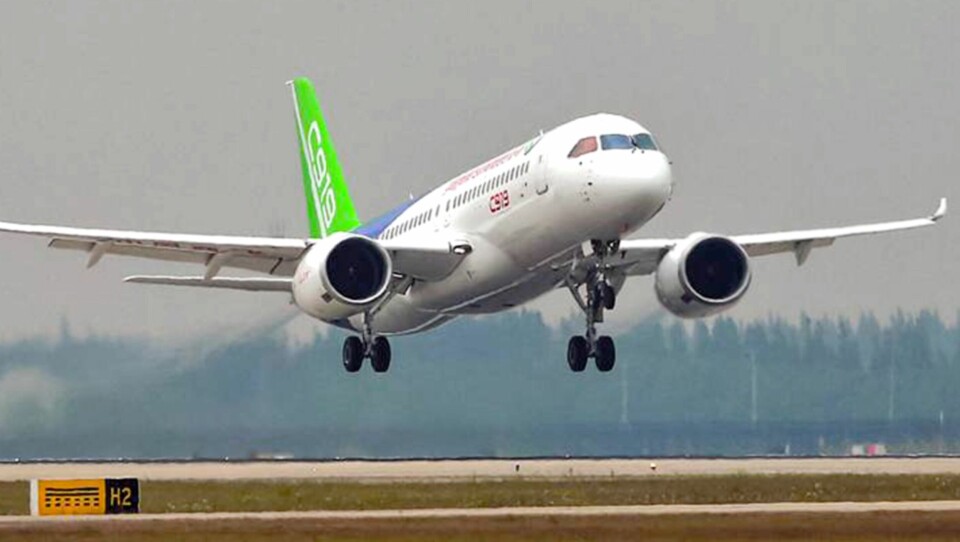 PÅ VINGENE: C919 på vingene for første gang i mai. Hele 75 prosent av personene som er ansatt i prosjektet er under 35 år.