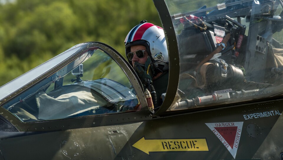 TESTPILOT: - - Det var fantastisk spennende, men på mange måter tryggere. Man vet naturligvis mer hva man går til, hvordan flyet oppfører seg på take-off, på roll og akselerasjon, forteller testpilot Eskil Amdal om sin andre tur i Starfighter. TESTPILOT: - - Det var fantastisk spennende, men på mange måter tryggere. Man vet naturligvis mer hva man går til, hvordan flyet oppfører seg på take-off, på roll og akselerasjon, forteller testpilot Eskil Amdal om sin andre tur i Starfighter.