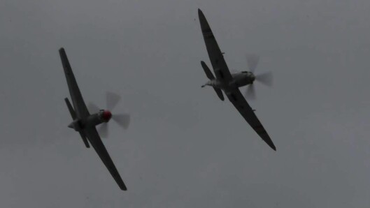 OPPVISNING: På Sola Airshow fløy Eskil Amdal P-51 Mustang og Spitfire RAB. Her blir han jaget rundt på Sola av Lars Ness. De to byttet litt på rollene. OPPVISNING: På Sola Airshow fløy Eskil Amdal P-51 Mustang og Spitfire RAB. Her blir han jaget rundt på Sola av Lars Ness. De to byttet litt på rollene.