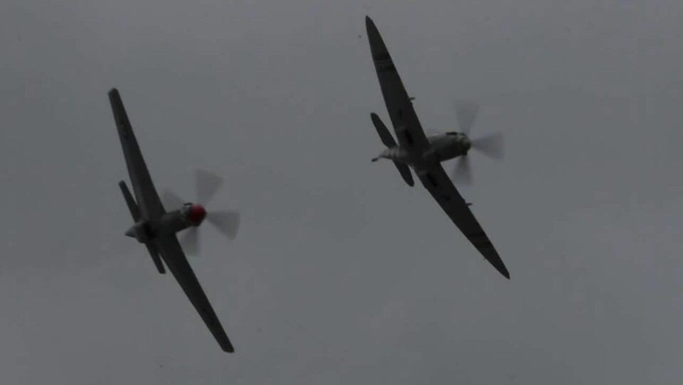 OPPVISNING: På Sola Airshow fløy Eskil Amdal P-51 Mustang og Spitfire RAB. Her blir han jaget rundt på Sola av Lars Ness. De to byttet litt på rollene. OPPVISNING: På Sola Airshow fløy Eskil Amdal P-51 Mustang og Spitfire RAB. Her blir han jaget rundt på Sola av Lars Ness. De to byttet litt på rollene.